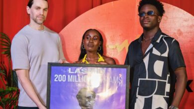 Photo of Lasmid Hits 200 Million Streams on Audiomack and Gets a Plaque to Prove It